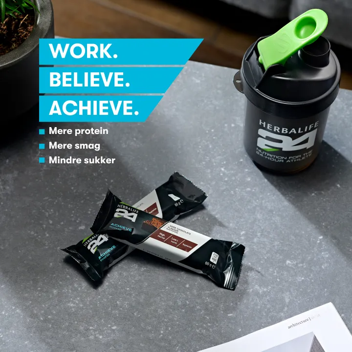 Herbalife24 Achieve proteinbarer p&aring; et tr&aelig;bord