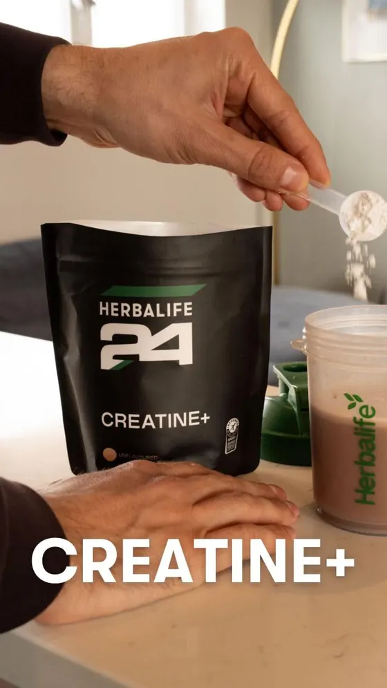 Creatine+ doseres med m�leske ved siden af en shaker